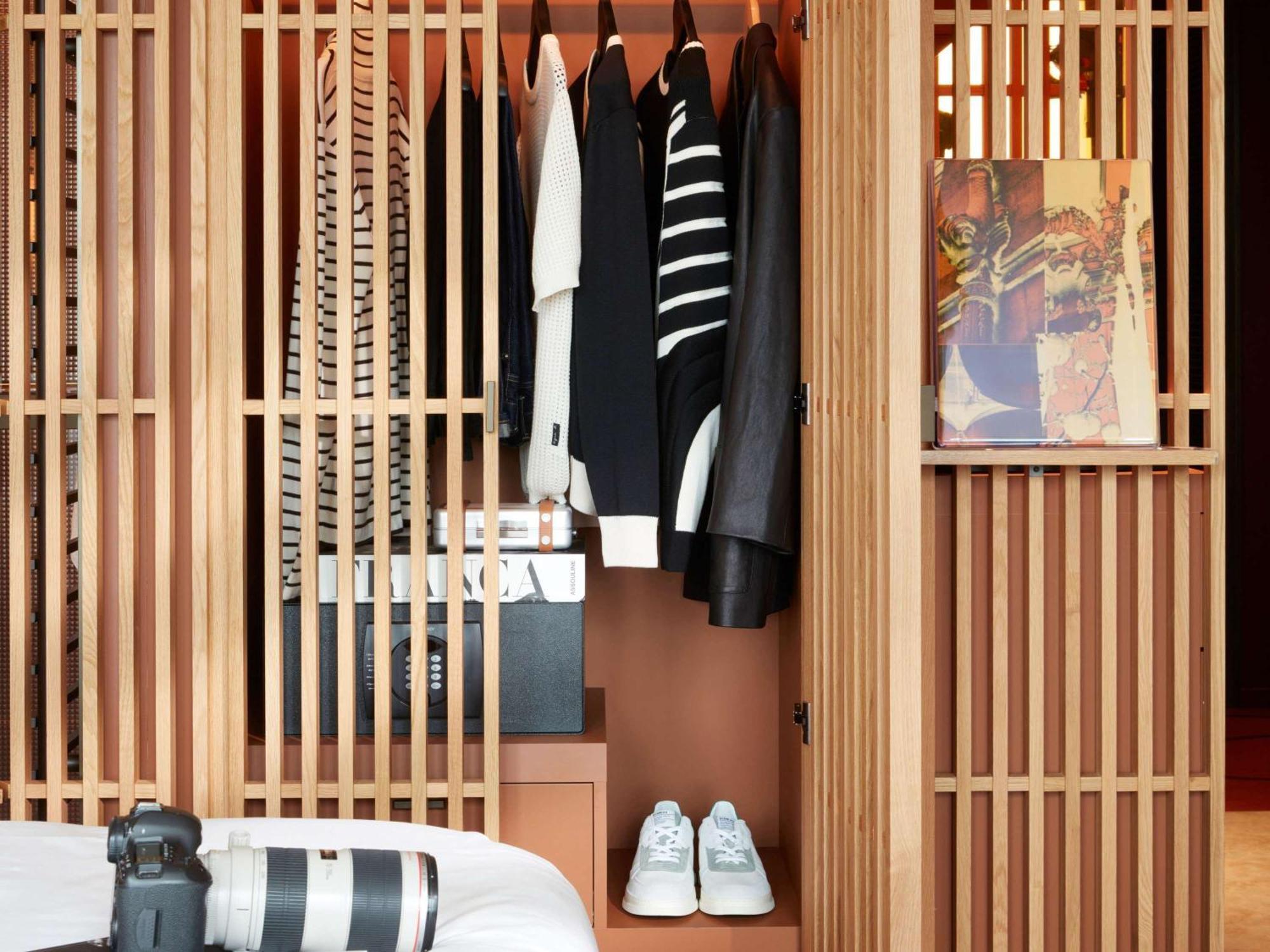 So/ Paris Hotel ภายนอก รูปภาพ A wardrobe