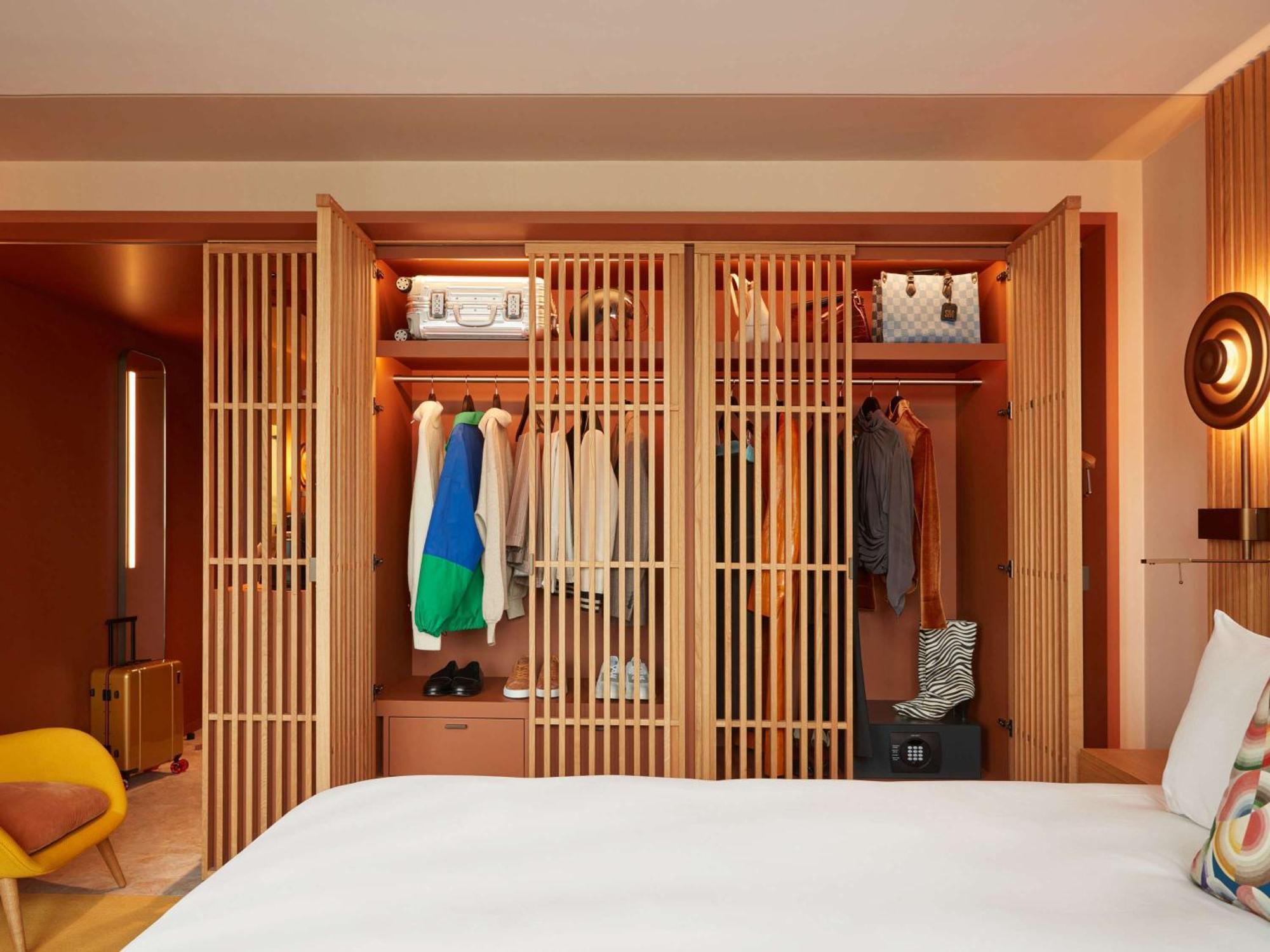 So/ Paris Hotel ภายนอก รูปภาพ A wardrobe
