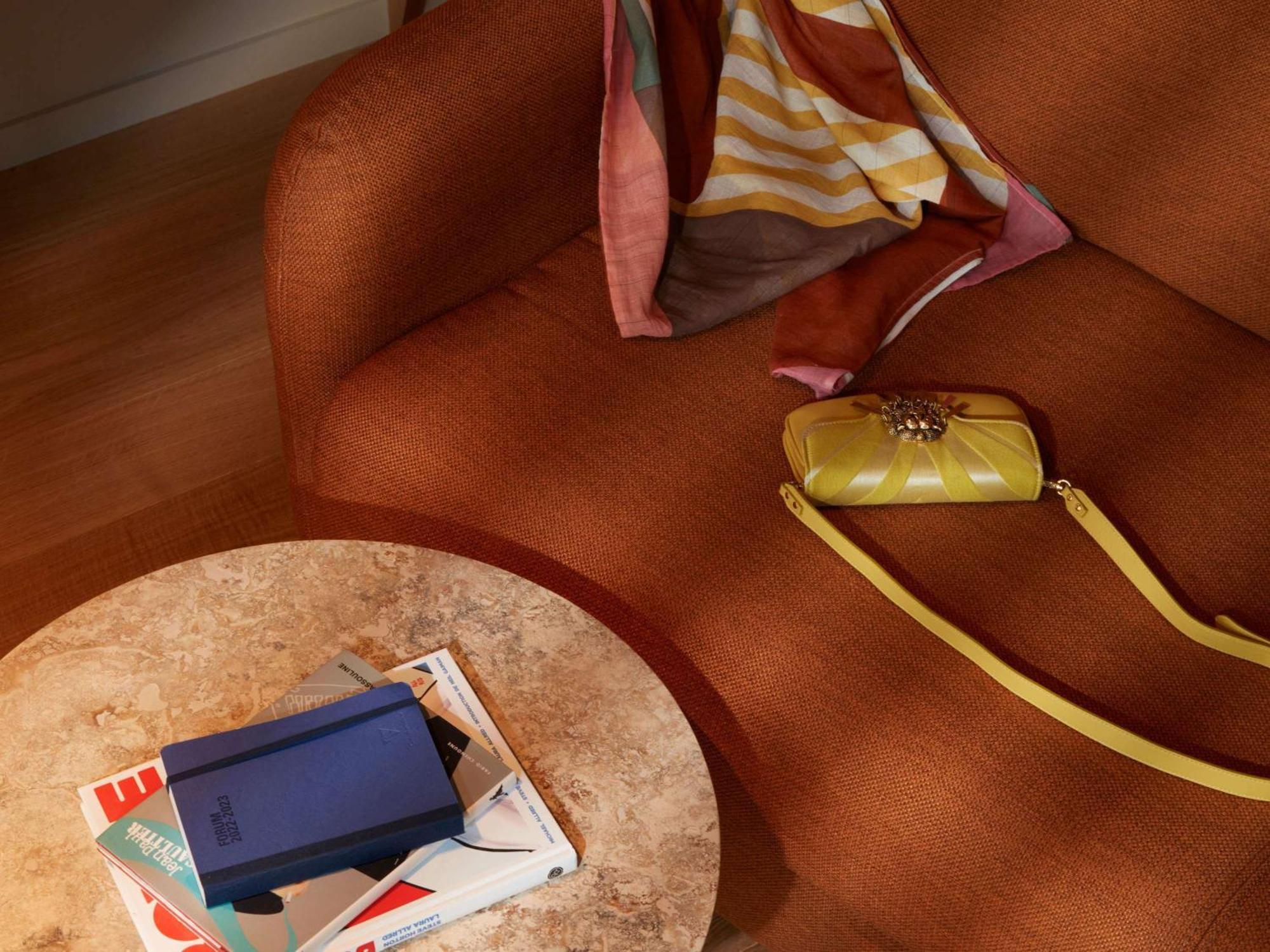 So/ Paris Hotel ภายนอก รูปภาพ A leather chair