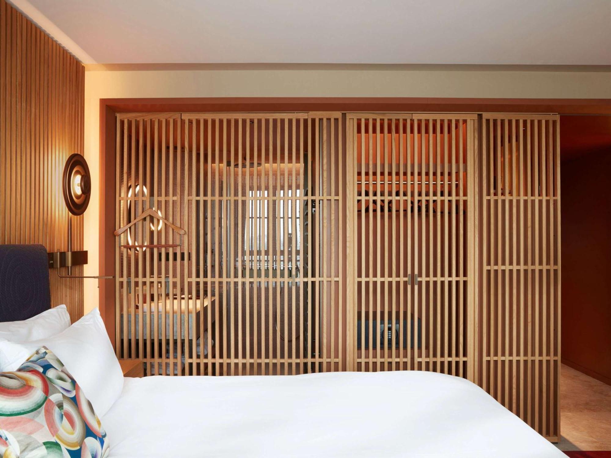 So/ Paris Hotel ภายนอก รูปภาพ A room at the hotel
