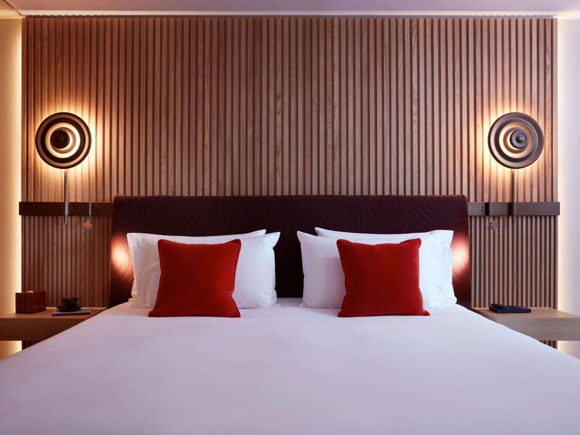 So/ Paris Hotel ภายนอก รูปภาพ A bedroom at the hotel