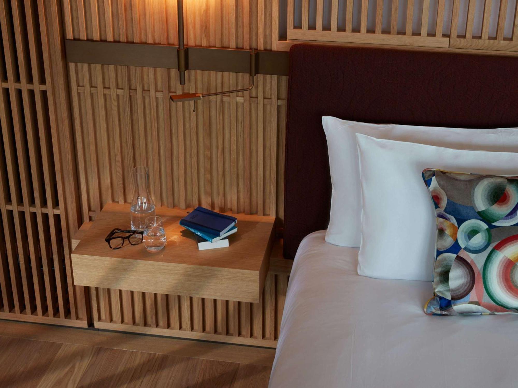 So/ Paris Hotel ภายนอก รูปภาพ A bedside table