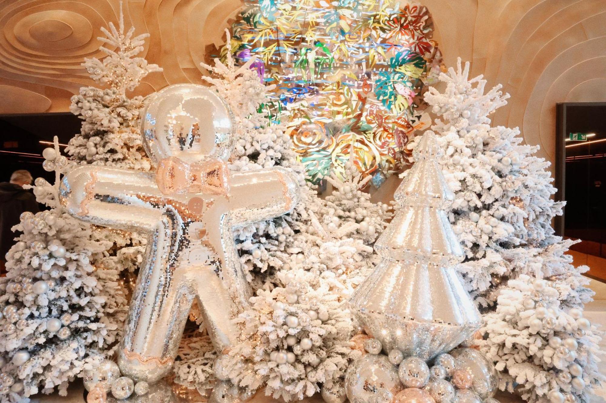 So/ Paris Hotel ภายนอก รูปภาพ Christmas tree at the Four Seasons Hotel, Seoul, South Korea