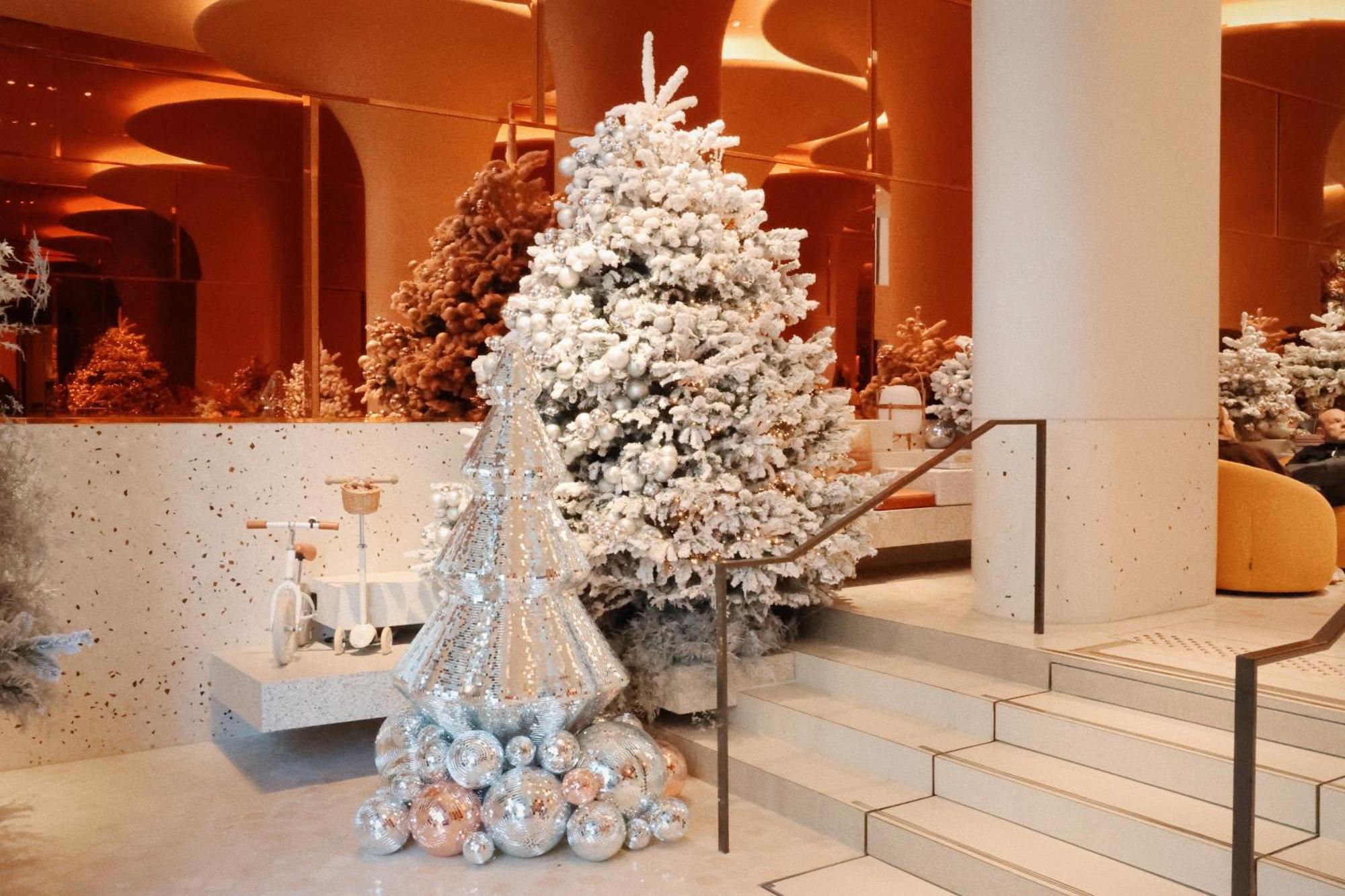 So/ Paris Hotel ภายนอก รูปภาพ Christmas tree at the Four Seasons Hotel, Hong Kong