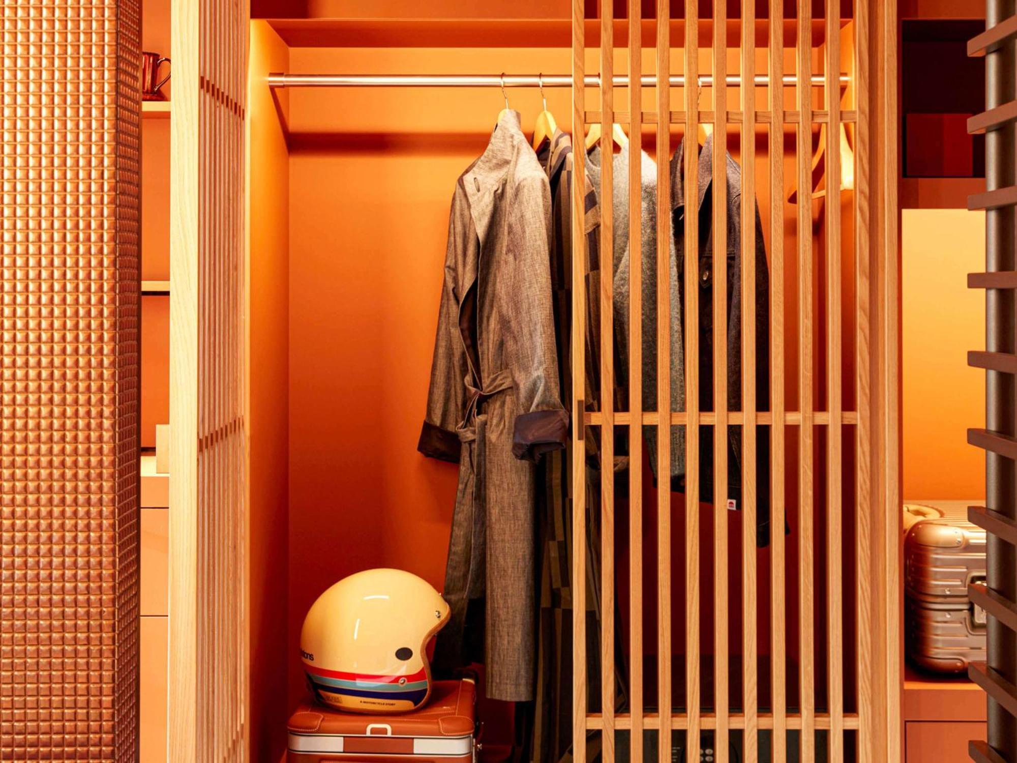 So/ Paris Hotel ภายนอก รูปภาพ A wardrobe