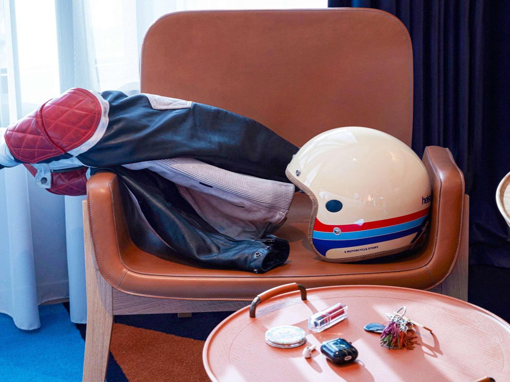 So/ Paris Hotel ภายนอก รูปภาพ A motorcycle helmet