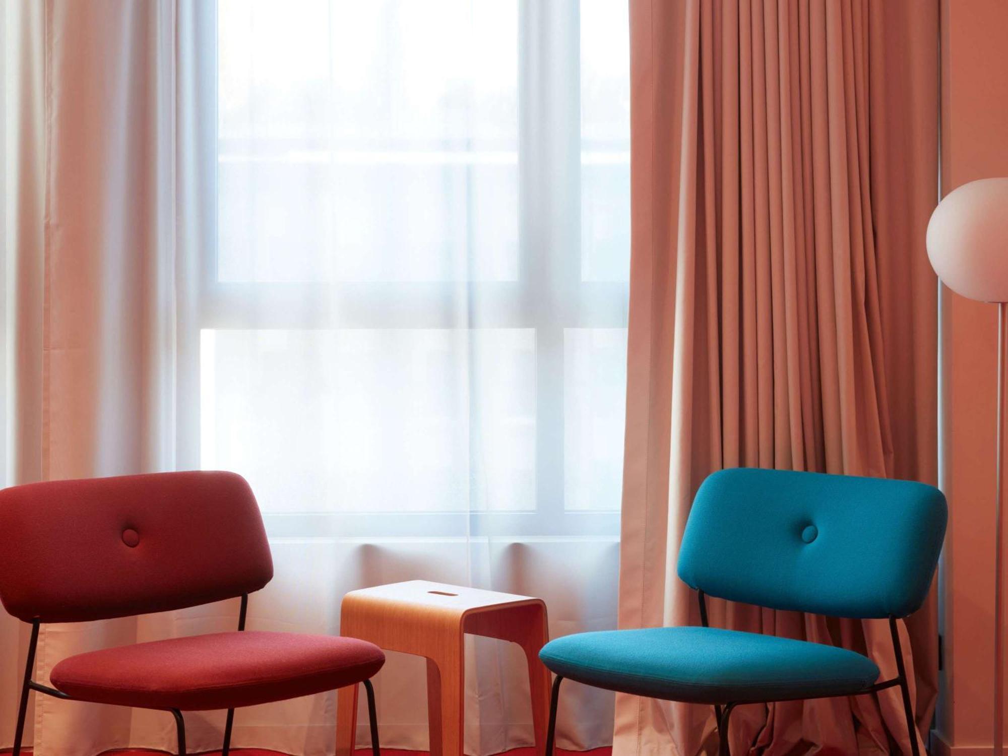 So/ Paris Hotel ภายนอก รูปภาพ The interior of a room at the hotel
