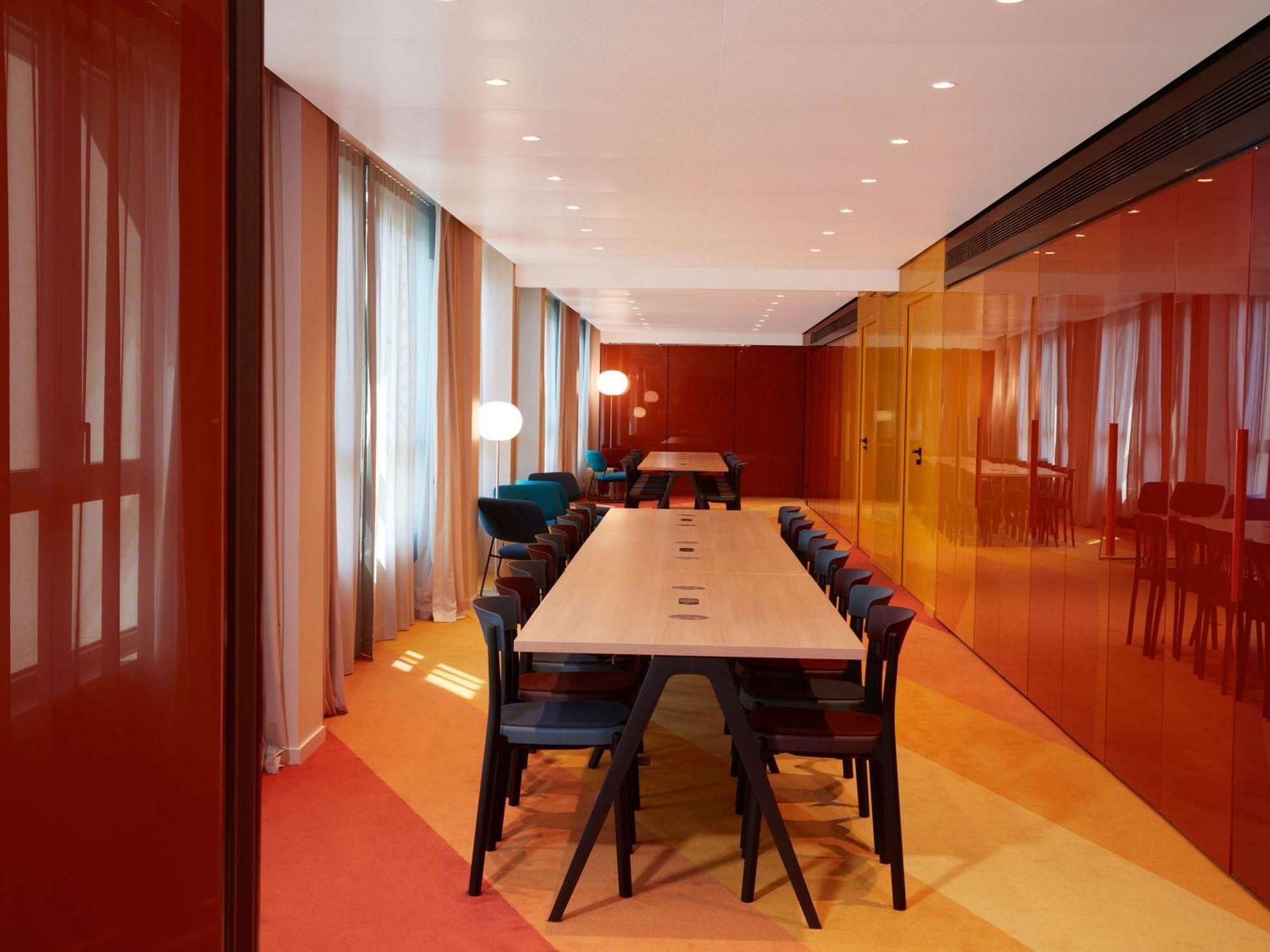 So/ Paris Hotel ภายนอก รูปภาพ The interior of the library