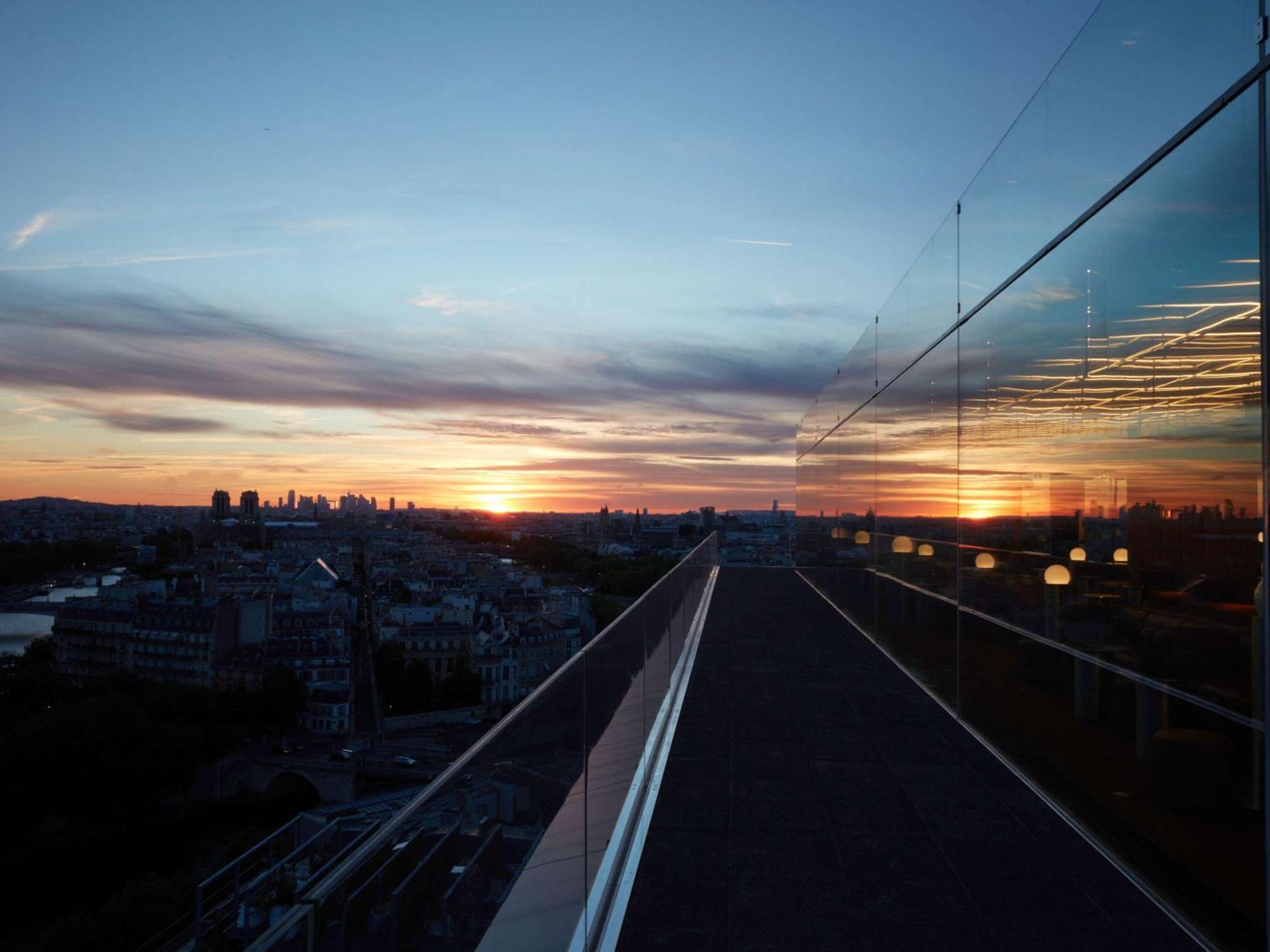 So/ Paris Hotel ภายนอก รูปภาพ Sunset over the tracks