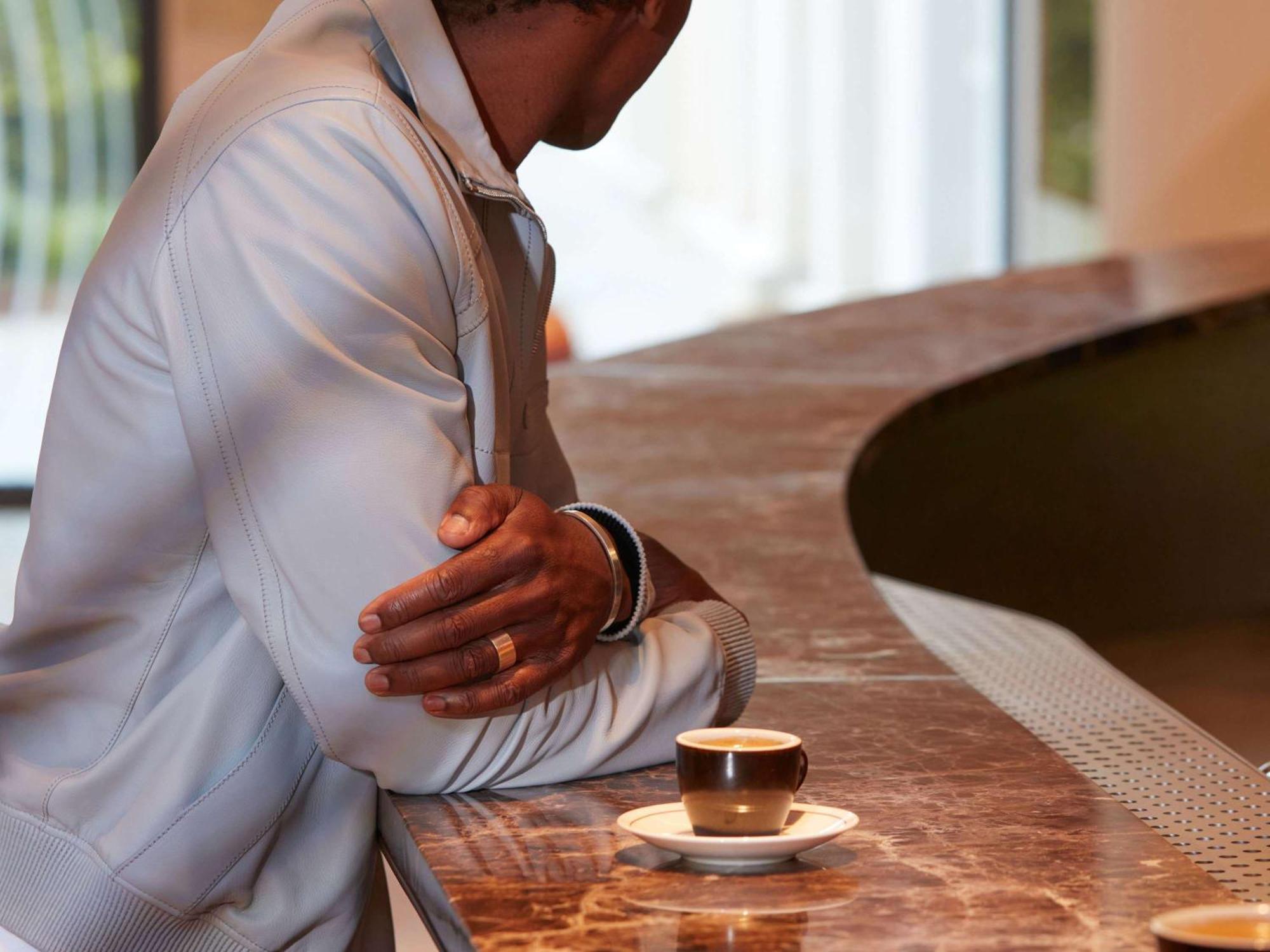 So/ Paris Hotel ภายนอก รูปภาพ A man leaning on a bar