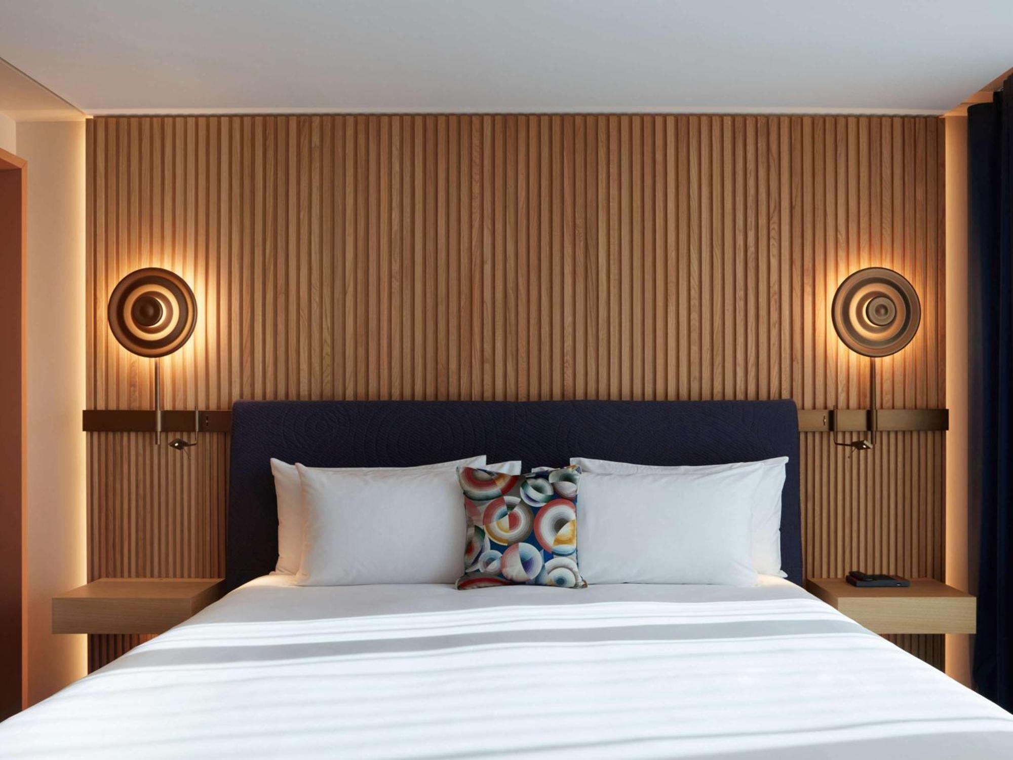 So/ Paris Hotel ภายนอก รูปภาพ A bedroom at the hotel